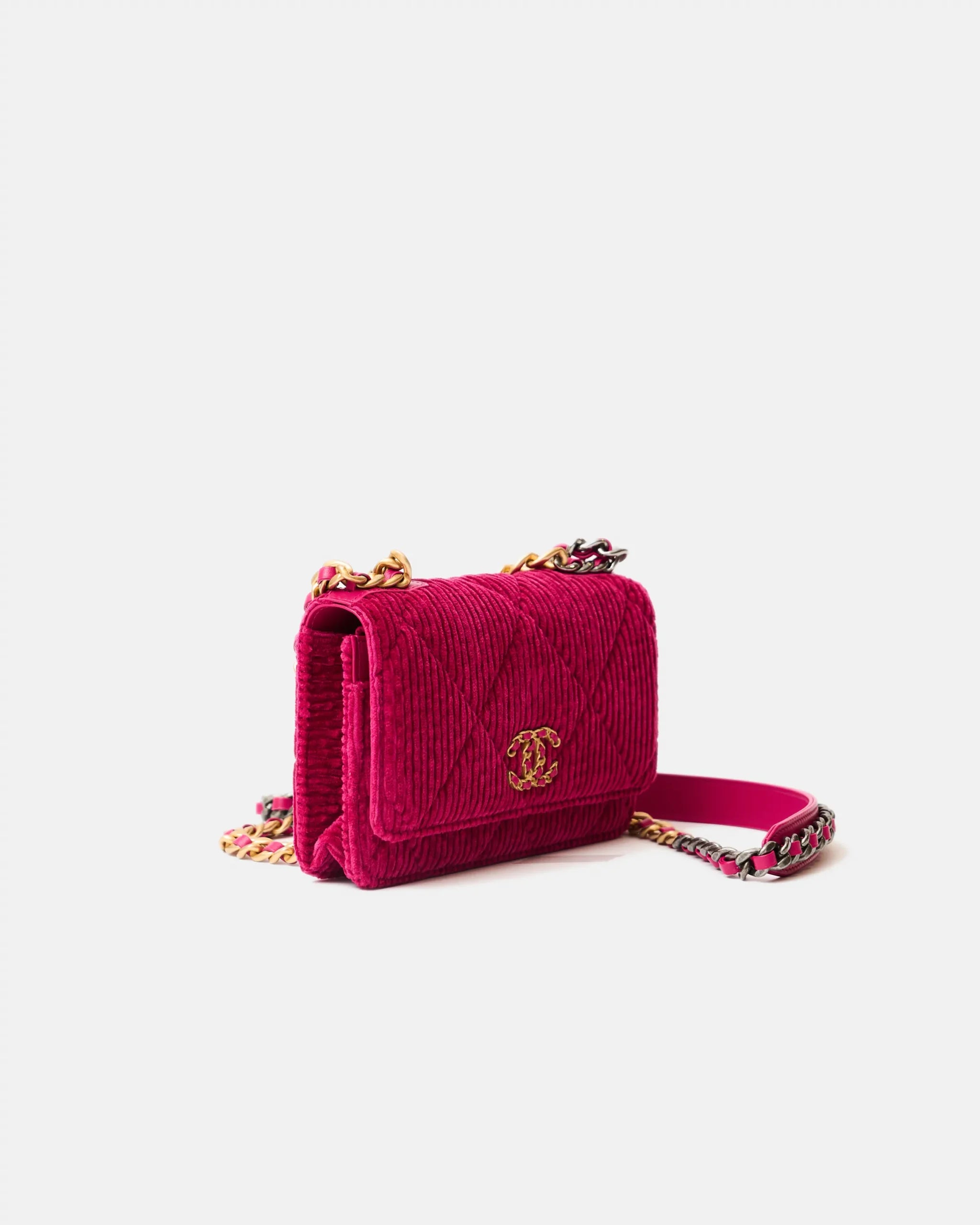 Chanel 19 Wallet on Chain Fuchsia