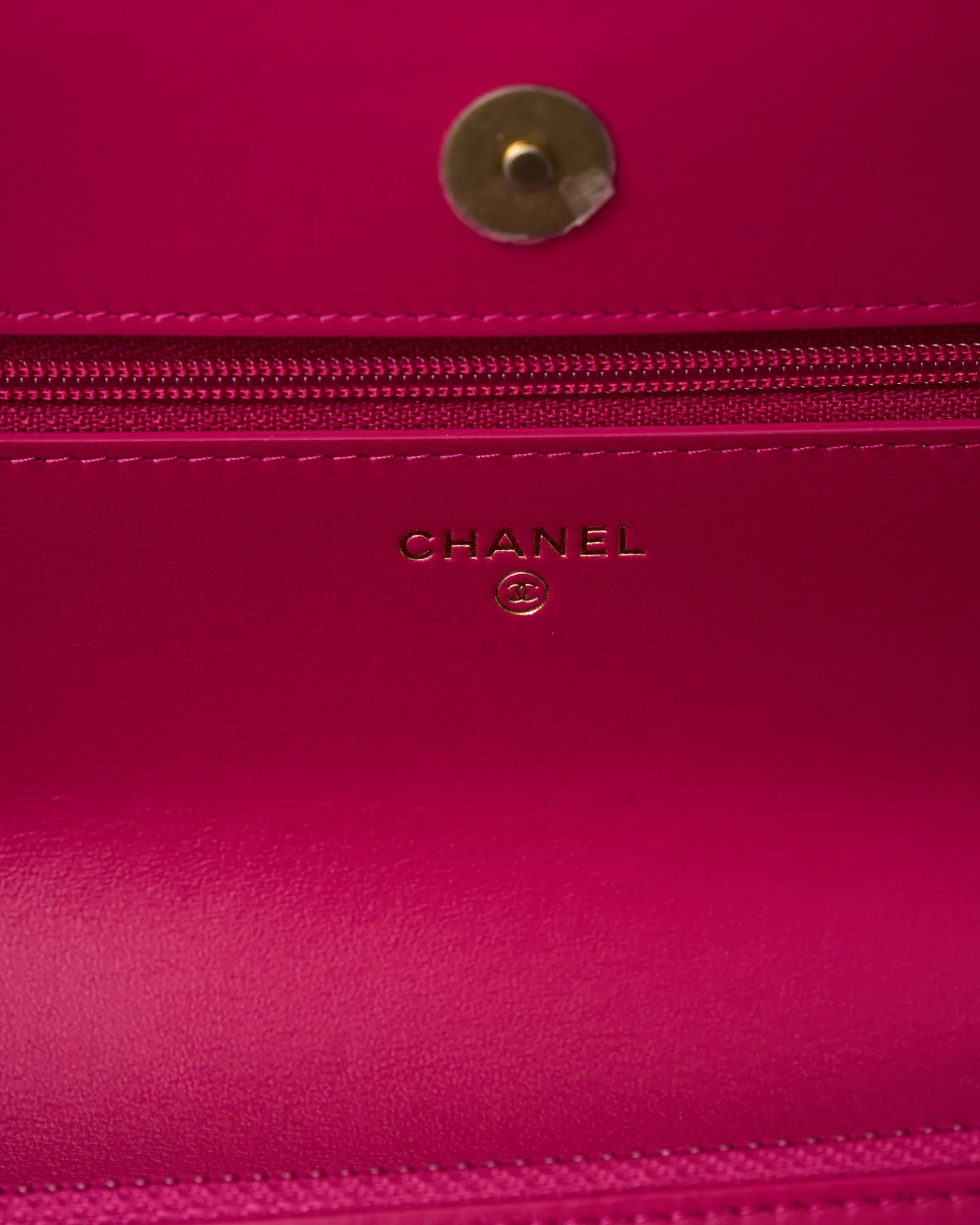 Chanel 19 Wallet on Chain Fuchsia