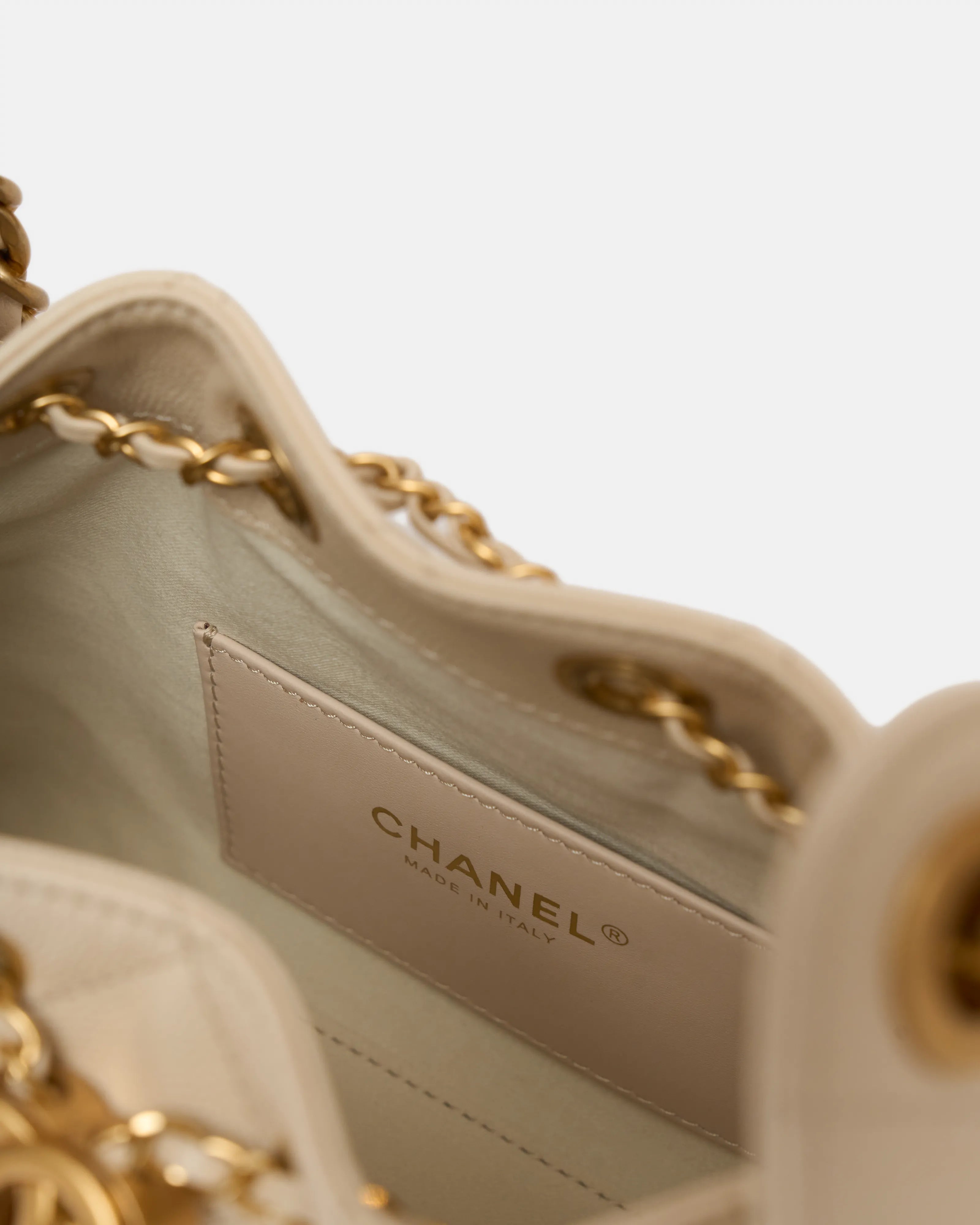 Chanel 25 shoulder bag in beige color and grained calfskin material in GHW 