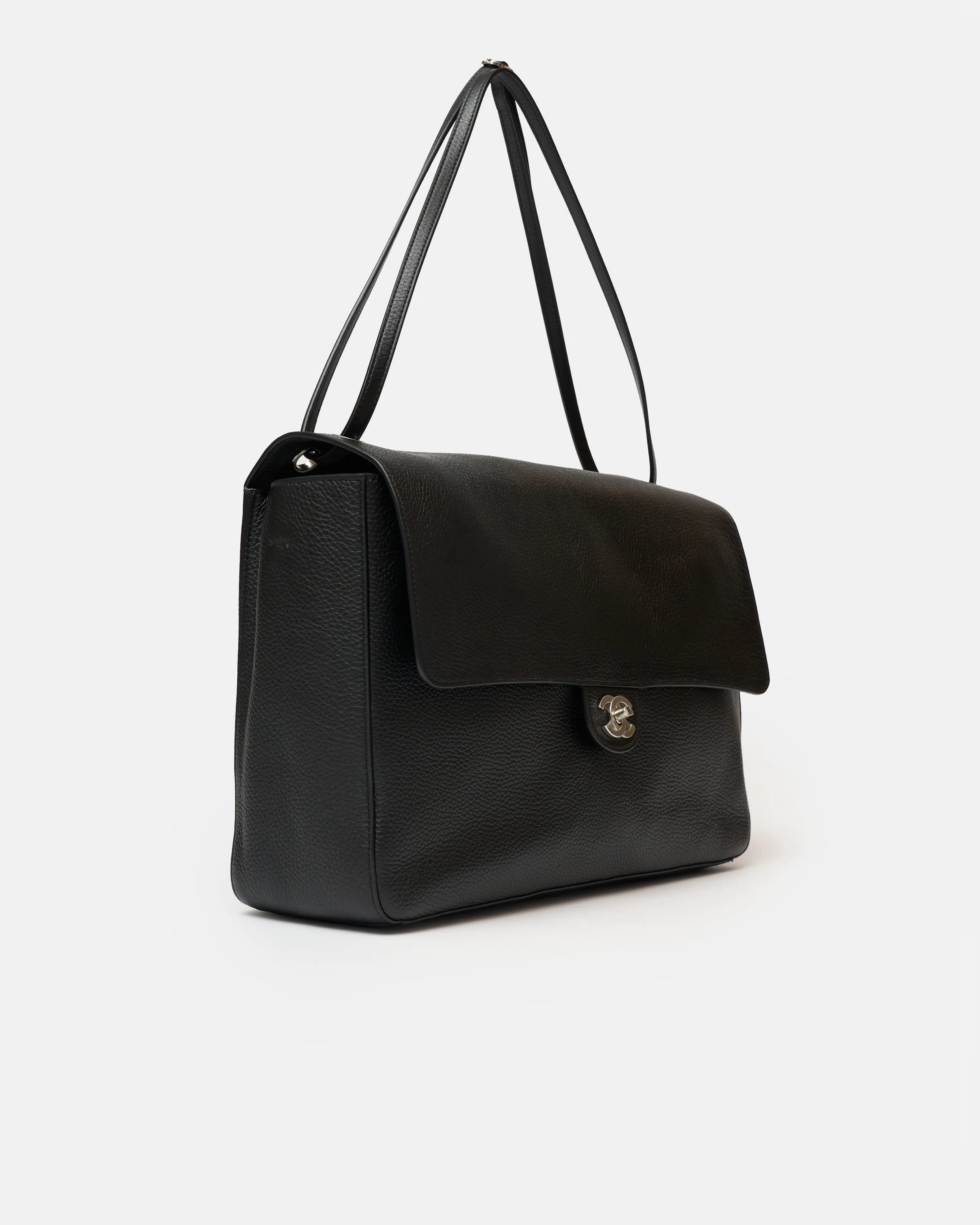 Chanel maxi flap shoulder bag in black color and grained calfskin material in PHW 